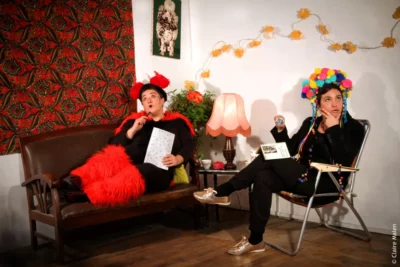 Deux femmes, les Pompon Sauvage, dans un salon , déguisées, en train de réfléchir et écrire