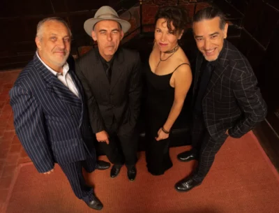 Portrait d'une femme et trois hommes en plongée