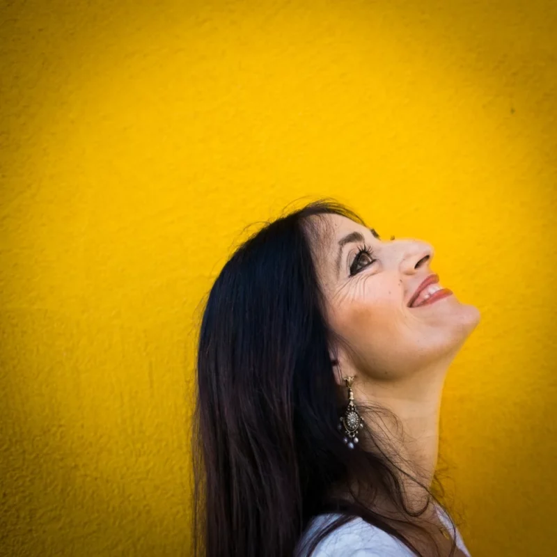 Femme de profil sur fond jaune