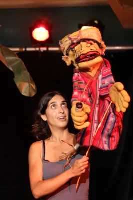 La marionnettiste et comédienne Chiara Caruso en train de manipuler une de ses marionnettes