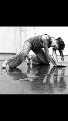 La danseuse et comédienne Fabienne Gounon danse au sol