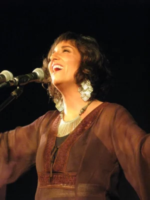 Femme qui chante sur une scène