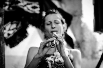 Anaïs Gillard en train de jouer la flûte en extérieur