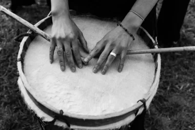 Détails de mains sur une percussion posée sur le sol