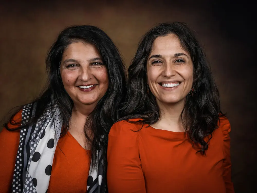 Deux femmes habillées en rouge, portrait plan poitrine