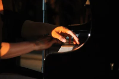 Détails de deux mains posées sur un piano