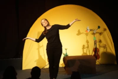La chanteuse Stéphanie Joire sur scène en train de jouer devant un public d'enfants
