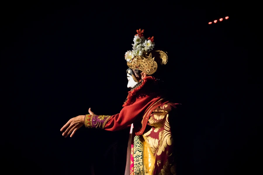 La comédienne et danseuse Joanna Belloni masqué dans le spectacle Anak Bali