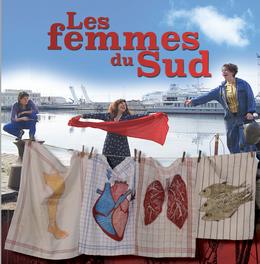 Dans l'affiche du spectacle Les femmes du Sud, trois femmes apparaissent entre la mer sur le fond et du linge au premier plan