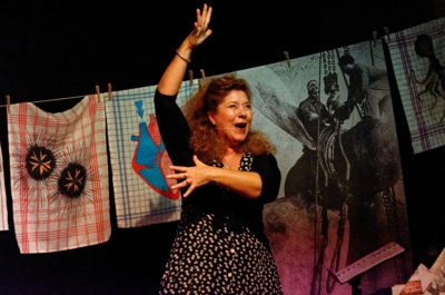 La comédienne et réalisatrice Catherine Lecoq chante devant du linge suspendu