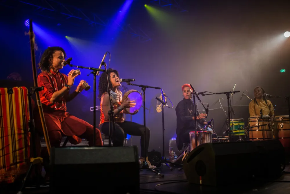 Quatre femmes sur scène en train de jouer de la musique