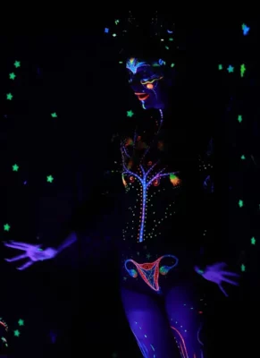 Moment du spectacle Chânchän : une femme en collant sur un fond noir entourée par des leds en couleur