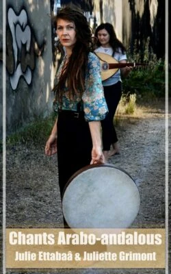 Les deux musiciennes et chanteuses du duo Alwan en extérieur avec leurs instruments à la main