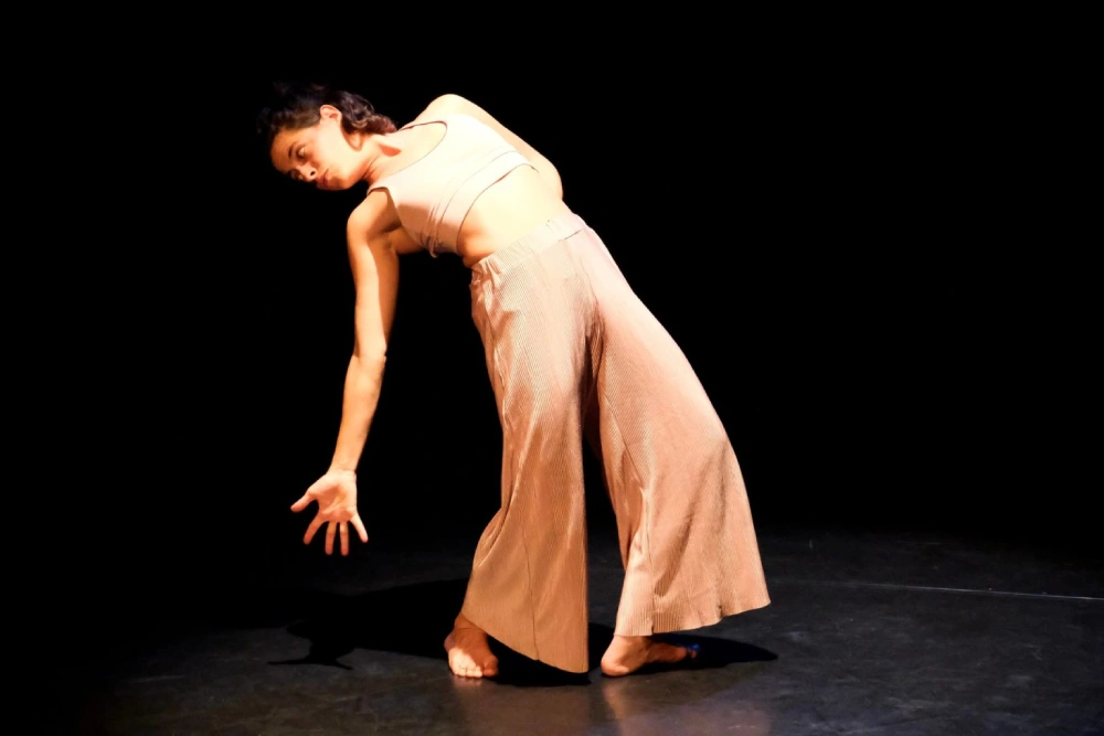 La chorégraphe et interprète Juliana Mejia sur une scène de théâtre lors d'un spectacle