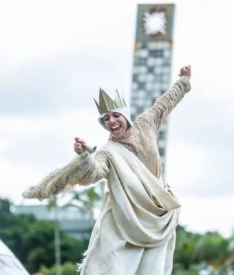 Une femme déguisée en oiseau dans une photo de spectacle dans la rue