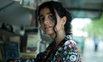 Lior Aidan, comédienne et metteure en scène, en premier plan, derrière elle un fond flou d'extérieur