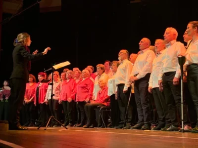 L'auteure et compositrice Clara Sfez en train de diriger une chorale