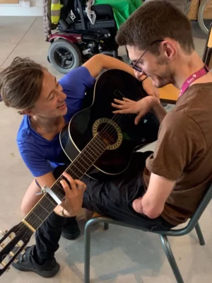 L'auteure et compositrice Clara Sfez donne un cours de guitare lors d'un de ses ateliers