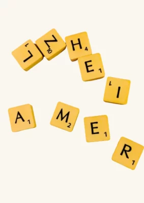 Visuel du spectacle Doutes avec des lettres de scrabble qui de manières désordonnée forment le mot Alzheimer