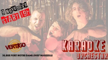 Trois personnes, une femme au milieu avec un micro à la main et deux hommes, en train de chanter
