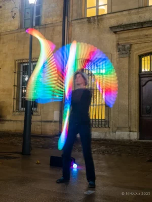 Jonglage avec les massues lumineuses par Edith Godefroid dans le spectacle Lumineux