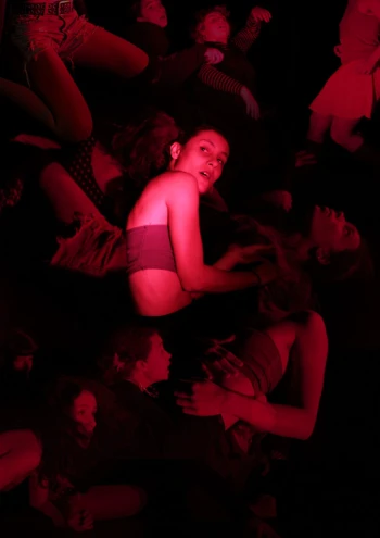 Affiche d'un spectacle de théâtre qui montre des corps de femmes dans différentes position, dans une sorte de superposition photographique
