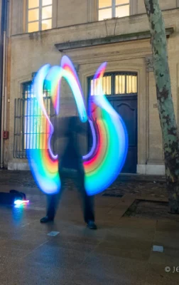 Edith Godefroid jongle avec des massues lumineuses dans la rue
