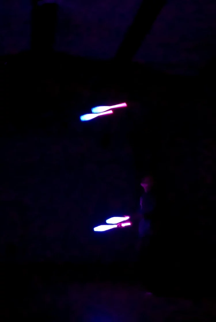 Massues lumineuses sur fond noir