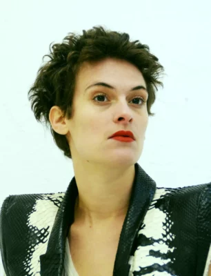 La chorégraphe et interprète Céline Bellut pose devant la caméra sur un fond blanc
