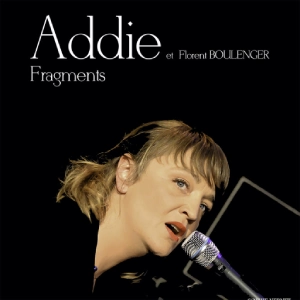 Visuel du concert d'Addie, musicienne et chanteuse : une femme au micro sur un fond noir