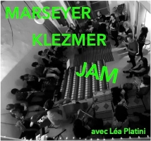 Photo un noir et blanc d'un groupe de musicien·ne·s en cercle et un titre en vert flou
