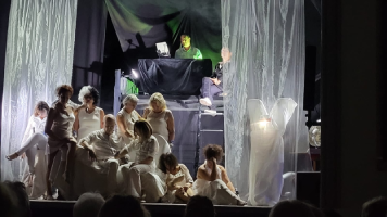Groupe de personne sur une scène de spectacle