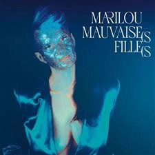 Une femme avec des paillettes sur le visage, habillée en bleu, sur un fond bleu. À sa fauche un titre en blanc