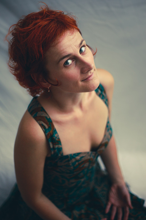 Photo en plongée d'une femme avec une robe sans manches