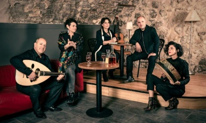 Visuel d'un concert avec une photo de groupe de musiciens et musiciennes en train de jouer en intérieur et les informations de l'événement