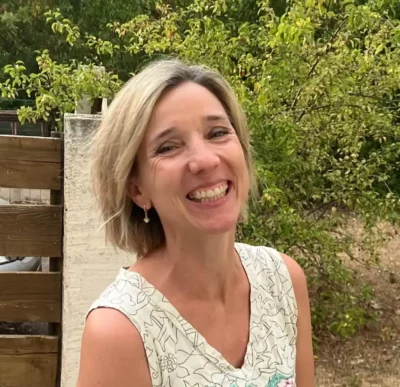 Photo d'une femme souriante en extérieur
