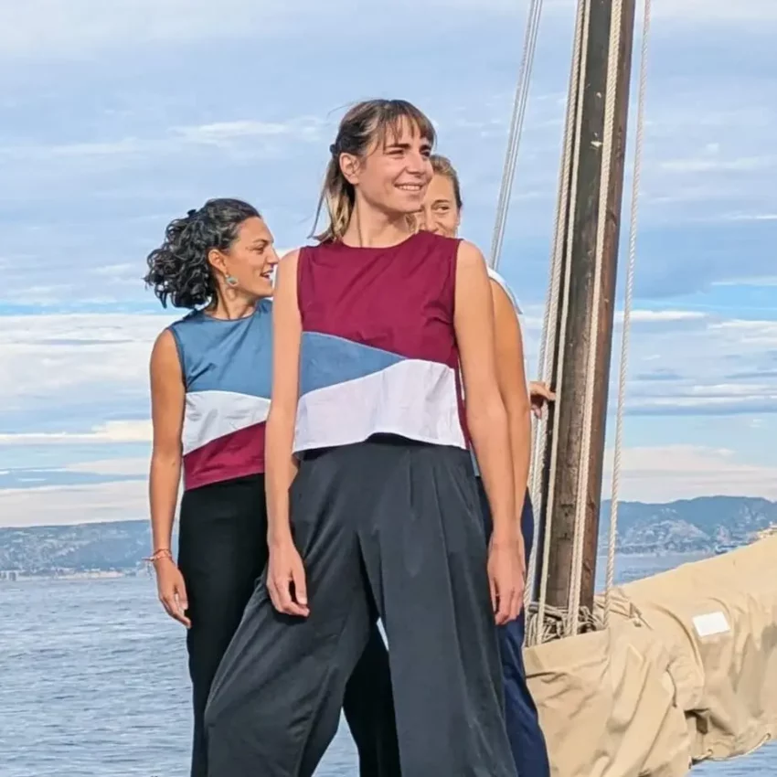 Photo en couleurs de trois jeunes femme en extérieur, à côté de la mer