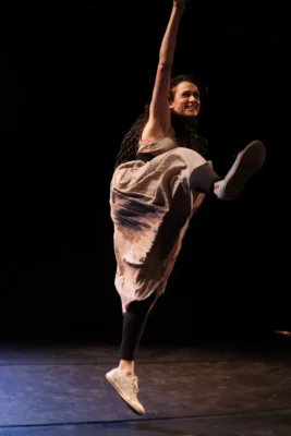 Une femme en train de sauter sur un scène de théâtre