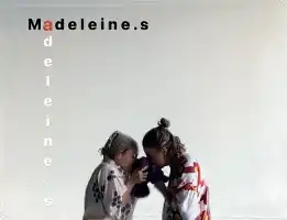 Visuel d'un spectacle avec le titre et une photo sur fond blanc où deux jeune filles de profil plongent leurs visages dans un tissu de couleur sombre