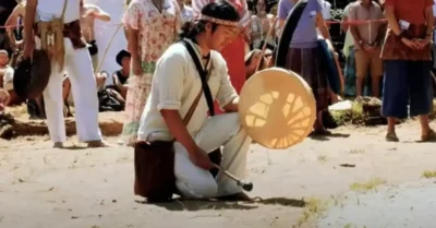 Photo d'un homme en train de jouer des percussions devant un public en extérieur
