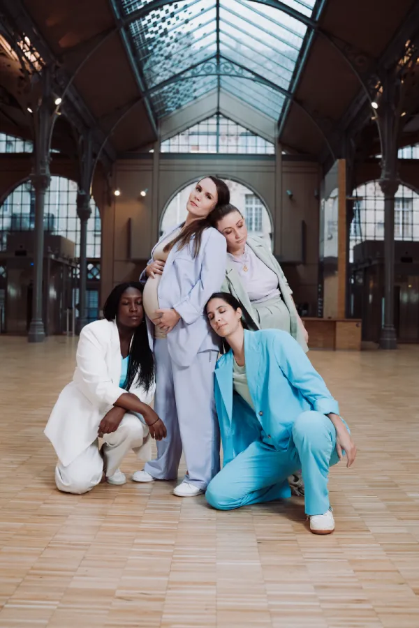 Photos en couleurs de quatre femmes dont une enceinte dans une composition physique de groupe