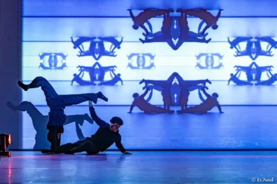 Deux personnes en train de danser sur un plateau avec leur image multipliée dans une projection sur grand écrand