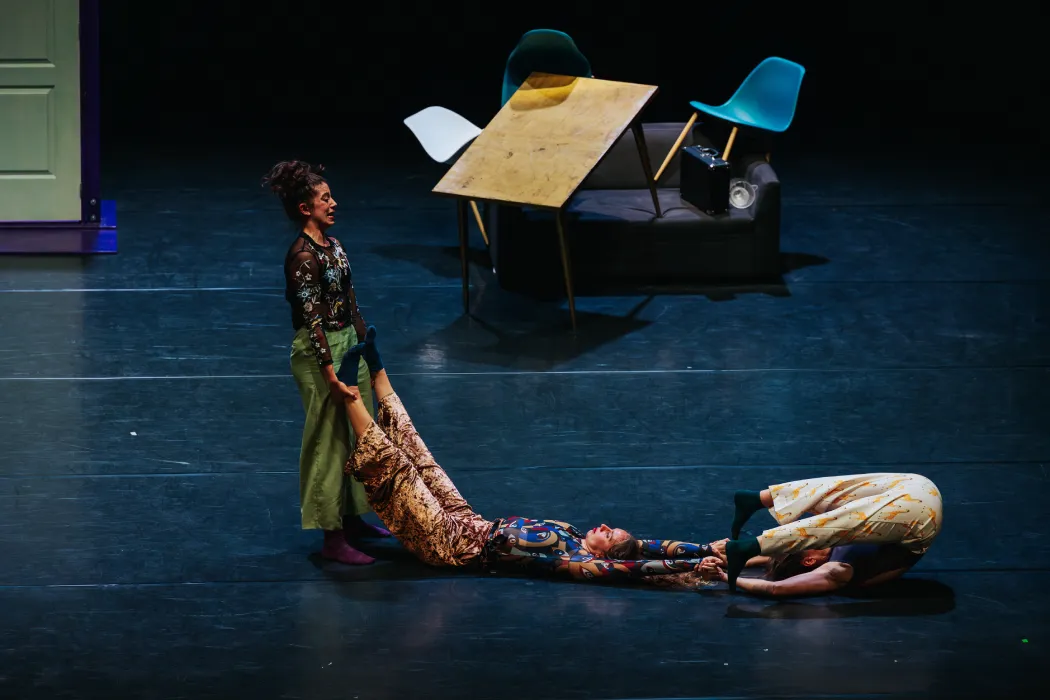 Trois femmes sur une scène de théâtre