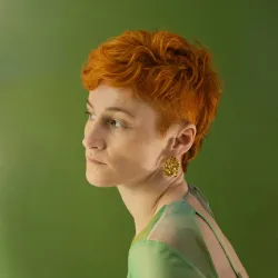 Une jeune femme de profil sur un fond vert