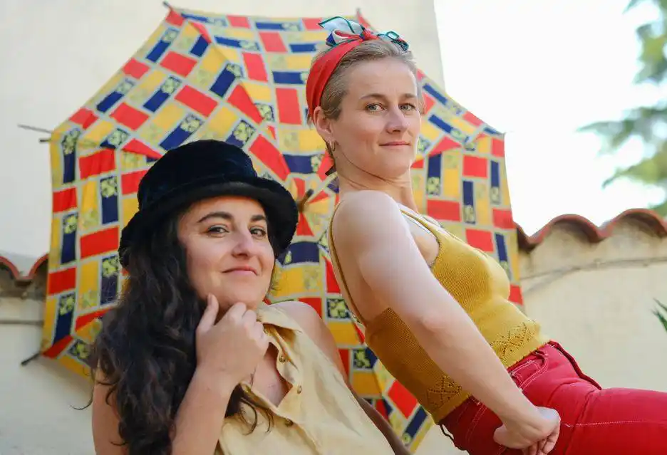 Deux femmes en extérieurs sous un parapluie d'été coloré