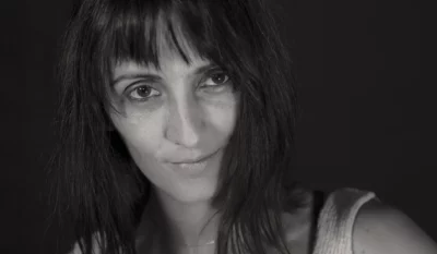 Gros plan en noir et blanc d'une femme aux cheveux longs