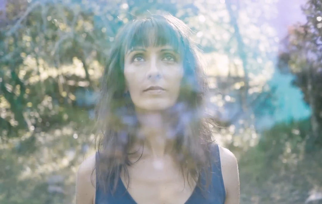 Photo en couleur d'une femme aux cheveux longs dans la nature