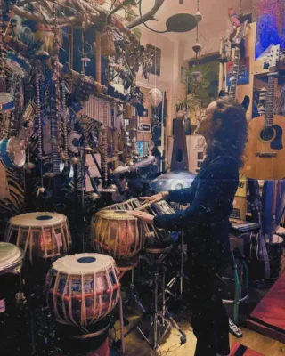 Photo en couleurs d'une jeune femme dans un magasin d'instruments