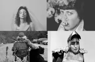 Mosaïque de quatre photos en noir et blanc avec quatre femmes déguisées