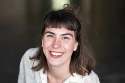 Portrait souriant d'une jeune femme avec une chemise blanche